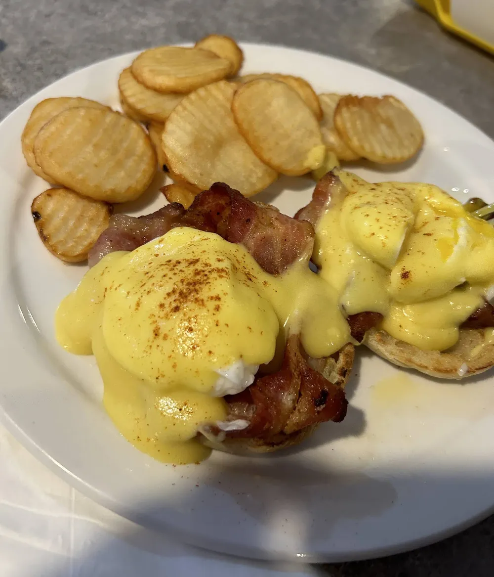 Eggs benedict with crinkle-cut potatoes